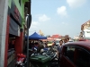 Links Bazaar, rechts Parkplatz.